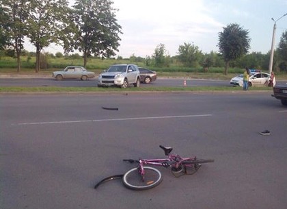 На проспекте Ландау автомобиль сбил девочку на велосипеде