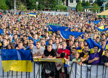 27 тысяч человек болели за сборную Украины в фан-зоне на площади Свободы