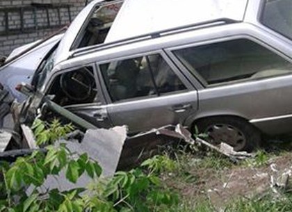 В Харькове Mercedes протаранил забор частного дома: водитель сбежал (ФОТО)