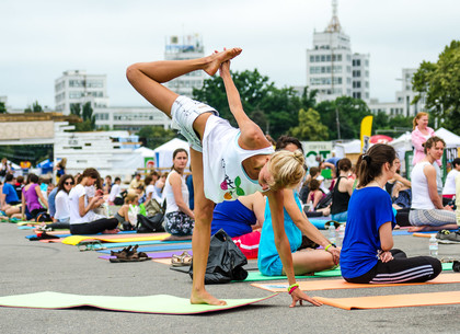 День йоги на площади Свободы в Харькове