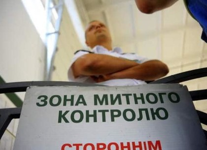 Таможенник, получивший взятку от россиянина, пойдет под суд