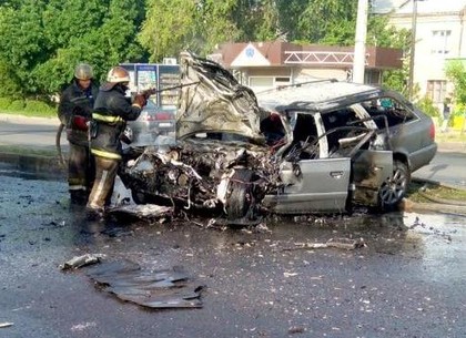 На Салтовке Audi столкнулась с рейсовым автобусом лоб в лоб и загорелась (ФОТО)
