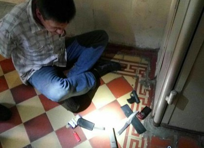 В Харькове вооруженный мужчина устроил дебош в поликлинике (ФОТО, Обновлено)