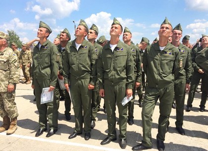 Порошенко сделал национальным университет ВС и вручил дипломы летчикам-выпускникам (ФОТО)