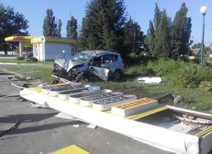 На Клочковской двое парней на Toyota снесли столб на заправке (ФОТО)
