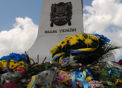В Харькове прошло торжественное возложение цветов в честь Дня Конституции