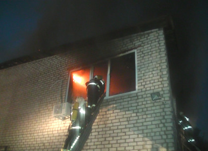 В Харькове во время тушения пожара на складах пострадал спасатель (ФОТО)