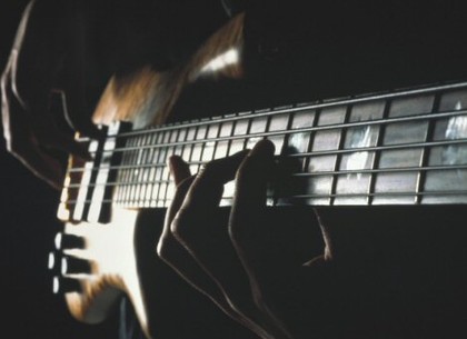 В Основянском районе грабители отобрали у музыканта бас-гитару