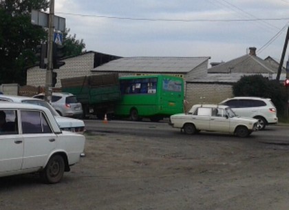 На Мерефянском шоссе в рейсовый автобус врезался грузовик с отказавшими тормозами (ФОТО)