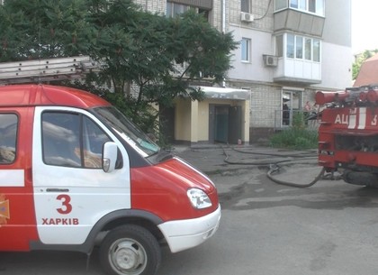 В девятиэтажке на Баварии горела щитовая: пожарные эвакуировали жильцов (ФОТО)