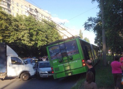ДТП на Салтовке: троллейбус выбросило на бордюр (ФОТО, ВИДЕО)