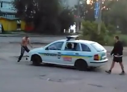 В Харькове у ГСОшников прямо из-под носа угнали машину и сбили человека (ВИДЕО, Обновлено)