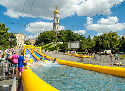 Громадная водная горка на Соборном спуске в Харькове