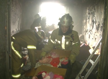 Как пожарные спасали жильцов из бывшего общежития на ХТЗ (ФОТО)