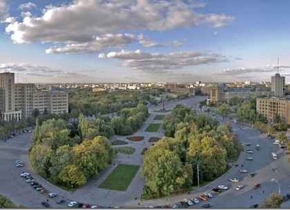 Сквер на площади Свободы, между корпусами университета Каразина, ожидает реконструкция