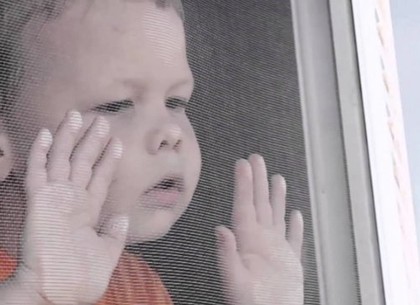 На ХТЗ из-за москитной сетки из окна выпал ребенок