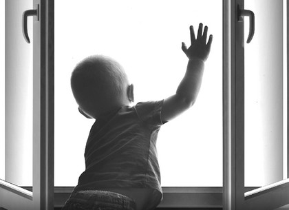 Здоровье мальчика, выпавшего из окна на ХТЗ, удовлетворительное - медики