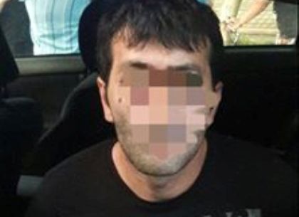 Патрульные задержали мужчину, делавшего наркотические закладки в клумбе