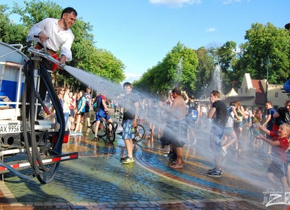 «Никто не уйдет сухим!»: в парке Горького отпразднуют Экватор лета и устроят водную битву (Программа)