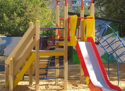 Новые игровые площадки установят во всех детсадах Харькова
