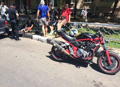 На проспекте Науки мотоциклист на ходу выпал на дорогу (ФОТО)