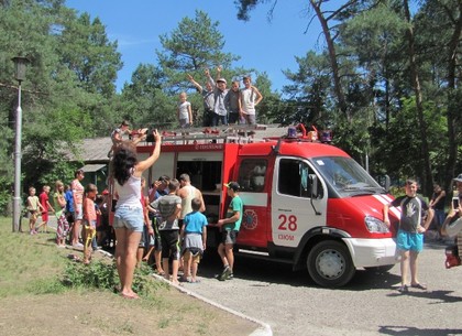 Пожарные приехали в детский лагерь (ФОТО)