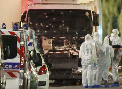 Теракт в Ницце: грузовик въехал в толпу во время празднования Дня взятия Бастилилии