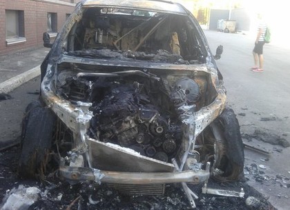 Ночью на Сумском рынке сожгли BMW X6 (ФОТО)
