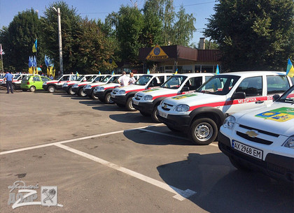 Райнин передал 18 новых санитарных автомобилей для больниц Харьковского района (ФОТО)