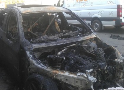 Полиция расследует возгорание BMW около Сумского рынка