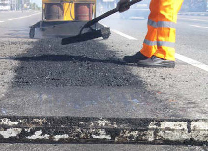 Инициативные салтовчане добились ремонта дороги