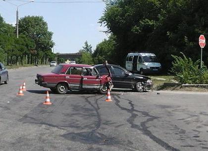 В ДТП на Салтовке пострадали женщина и девочка-подросток (ФОТО)