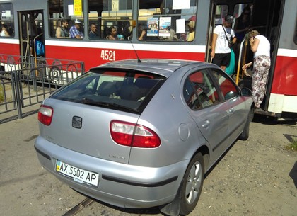 На Барабашова припаркованный автомобиль помешал проезду трамвая (ФОТО)