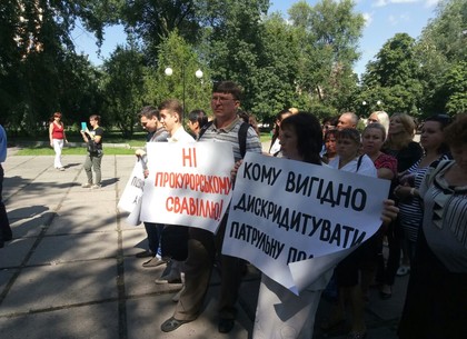 У Апелляционного суда, где слушают дело копа-участника ДТП на Сумской, - два митинга (ФОТО)