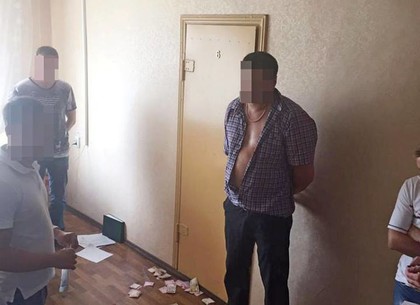 СБУ поймала на взятке работника сервисного центра МВД Харьковщины