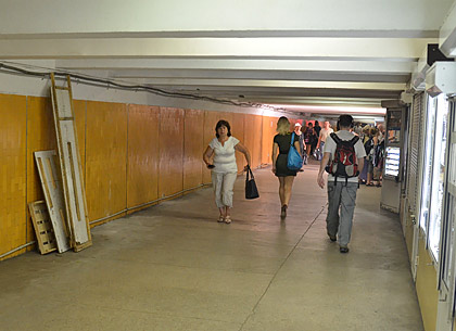 В переходе станции метро «Индустриальная» демонтировали киоски