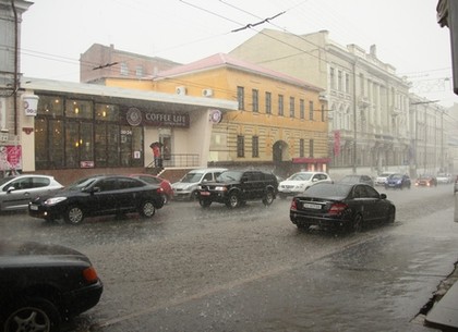 Проливной дождь вызвал перебои в движении транспорта