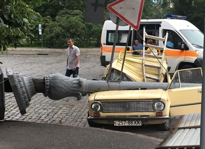 В центре Харькова на легковушку упал фонарный столб (ФОТО, ВИДЕО)