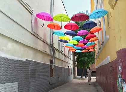 В Харькове появилась аллея парящих зонтиков, как в Европе (ФОТО)