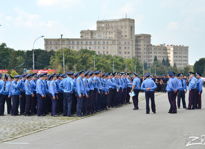 На площади Свободы полицейские празднуют годовщину со дня своего основания