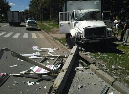На Салтовском шоссе грузовик снес светофор (ФОТО)
