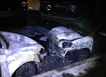 Ночью на Салтовке сгорели два припаркованных у подъезда автомобиля
