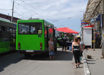 Остановки транспорта около метро «Академика Барабашова» освободят от незаконной торговли