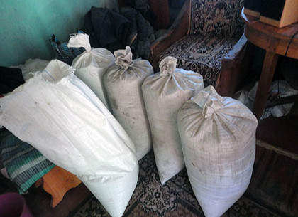 На Харьковщине мужчина вынес с работы сотни килограмм пшеницы