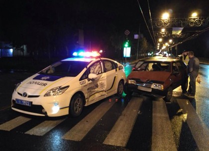 Ночью харьковские патрульные разбили очередной Prius (ФОТО)