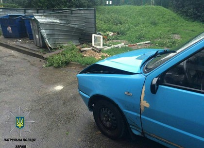 На проспекте Науки пьяный на Fiat врезался в мусорный бак, убегая от копов (ФОТО)
