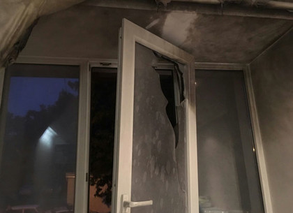 В центре Харькова мужчине за долги забросили в окно зажигательную смесь (ФОТО, ВИДЕО)