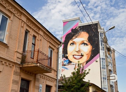 На фасаде дома рядом с Московским проспектом появился огромный портрет актрисы Натальи Фатеевой