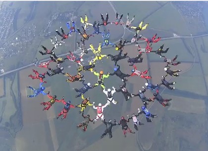 Под Харьковом парашютисты установили рекорд Украины (ВИДЕО)