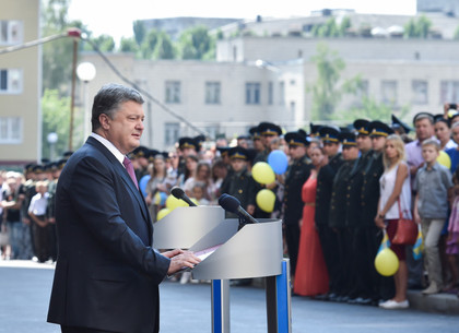 Порошенко: Военный парад в День независимости показывает, что украинцам есть чем защищать свой мир и спокойствие